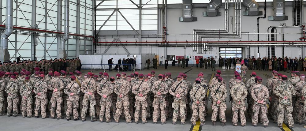 April 2023: Verteidigungsminister Boris Pistorius (SPD) begrüßt Rückkehrer aus dem Sudan auf dem Fliegerhorst in Wunstorf in der Region Hannover.