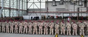 April 2023: Verteidigungsminister Boris Pistorius (SPD) begrüßt Rückkehrer aus dem Sudan auf dem Fliegerhorst in Wunstorf in der Region Hannover.