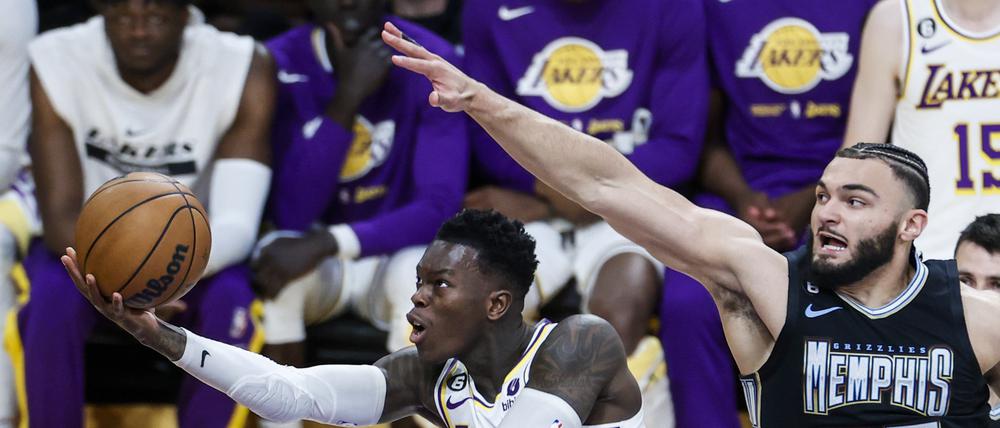 Dennis Schröder (l.) setzt sich mit den L.A. Lakers durch.