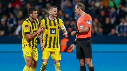 Marco Reus (Mitte) und Giovanni Reyna haben Diskussionsbedarf mit Schiedsrichter Sascha Stegemann.