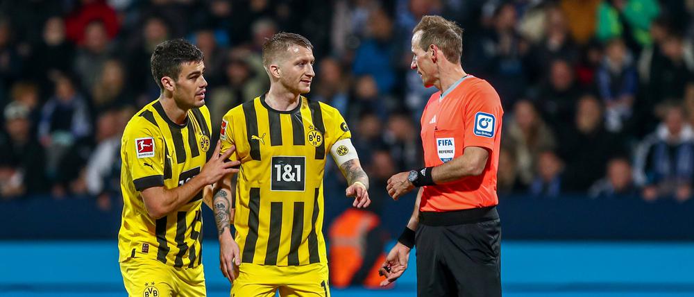 Marco Reus (Mitte) und Giovanni Reyna haben Diskussionsbedarf mit Schiedsrichter Sascha Stegemann.