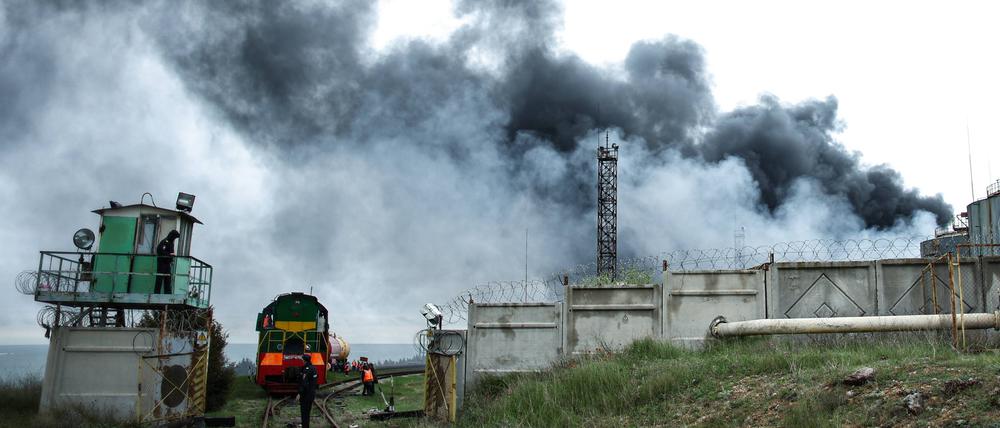 Rauch steigt über dem Treibstofflager in Sewastopol auf.