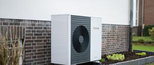 Eine Wärmepumpe der Firma Vaillant vom Typ „aroTHERM plus“ ist an einem Einfamilienhaus zu sehen. Der Wärmepumpenhersteller Vaillant strebt im Gegensatz zum Konkurrenten Viessmann keinen Schulterschluss mit einer ausländischen Firma an, um langfristig im Wettbewerb zu bestehen. (zu dpa "Wärmepumpenhersteller Vaillant will aus eigener Kraft wachsen") +++ dpa-Bildfunk +++