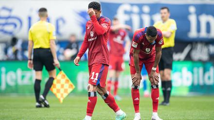 Hängende Köpfe bei den Profis des HSV um Ransfort-Yaboah Königsdörfer (l.). 