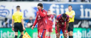 Hängende Köpfe bei den Profis des HSV um Ransfort-Yaboah Königsdörfer (l.). 