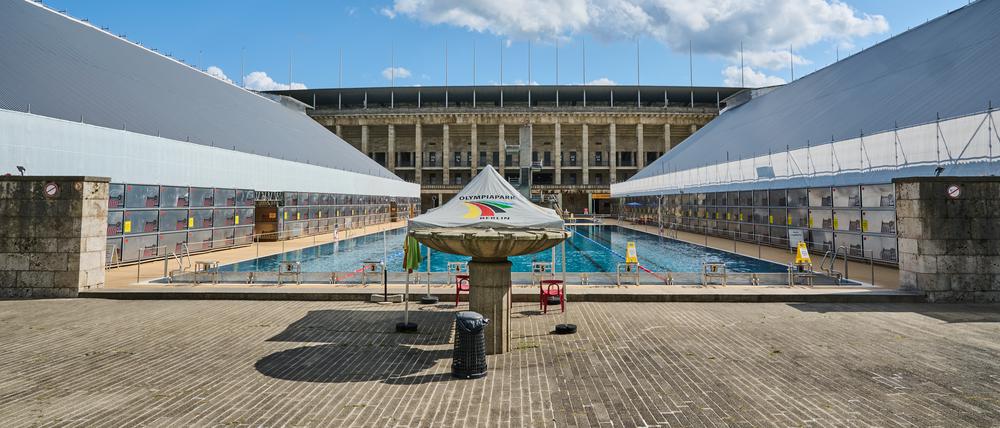 Im Sommerbad Olympiastadion sind die beiden Tribünen mit Wetterschutzdächern überbaut. Sie sollen die Tribünen vor Regen und weiteren Schäden schützen. Das Olympia-Schwimmstadion wird in den Sommermonaten als Freibad genutzt und soll saniert werden.