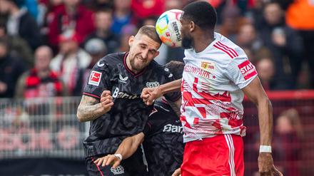 Der frühere Unioner und heutige Leverkusener Robert Andrich (l.) im Zweikampf mit Jordan Siebatcheu.  