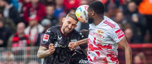 Der frühere Unioner und heutige Leverkusener Robert Andrich (l.) im Zweikampf mit Jordan Siebatcheu.  