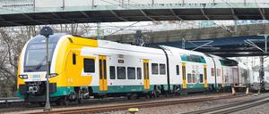 Ein Zug der Ostdeutschen Eisenbahn GmbH (Odeg) fährt unter zwei Brücken durch in Richtung Potsdamer Hauptbahnhof.