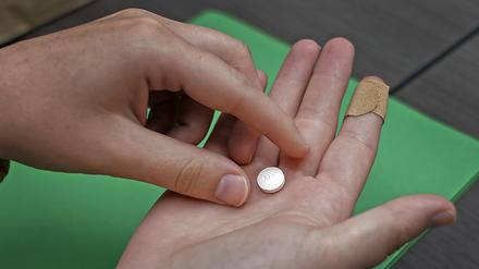 Eine Patientin bereitet sich darauf vor, die erste von zwei Kombinationspillen, Mifepriston, für einen medikamentösen Schwangerschaftsabbruch während eines Besuchs in einer Klinik zu nehmen. Der Kampf um das Recht auf Abtreibung in den USA geht in die nächste Runde: Ein Berufungsgericht hat entschieden, dass die Abtreibungspille Mifepriston vorerst weiterhin verwendet werden darf - allerdings mit erheblichen Einschränkungen. Damit ist das Urteil eines Richters im US-Bundesstaat Texas teils blockiert worden. +++ dpa-Bildfunk +++