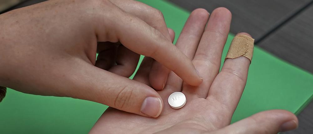 Eine Patientin bereitet sich darauf vor, die erste von zwei Kombinationspillen, Mifepriston, für einen medikamentösen Schwangerschaftsabbruch während eines Besuchs in einer Klinik zu nehmen. Der Kampf um das Recht auf Abtreibung in den USA geht in die nächste Runde: Ein Berufungsgericht hat entschieden, dass die Abtreibungspille Mifepriston vorerst weiterhin verwendet werden darf - allerdings mit erheblichen Einschränkungen. Damit ist das Urteil eines Richters im US-Bundesstaat Texas teils blockiert worden. +++ dpa-Bildfunk +++