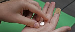 Eine Patientin bereitet sich darauf vor, die erste von zwei Kombinationspillen, Mifepriston, für einen medikamentösen Schwangerschaftsabbruch während eines Besuchs in einer Klinik zu nehmen. 