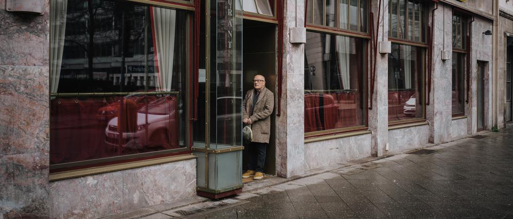 Volker Schlöndorff vor dem Hotel Savoy in der Fasanenstraße. 