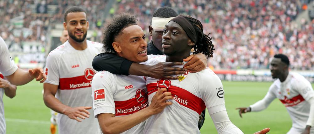 Stuttgarts Tanguy Coulibaly (r.) wird nach seinem Elfmetertor zum 2:1 von den Kollegen gefeiert.