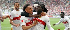 Stuttgarts Tanguy Coulibaly (r.) wird nach seinem Elfmetertor zum 2:1 von den Kollegen gefeiert.