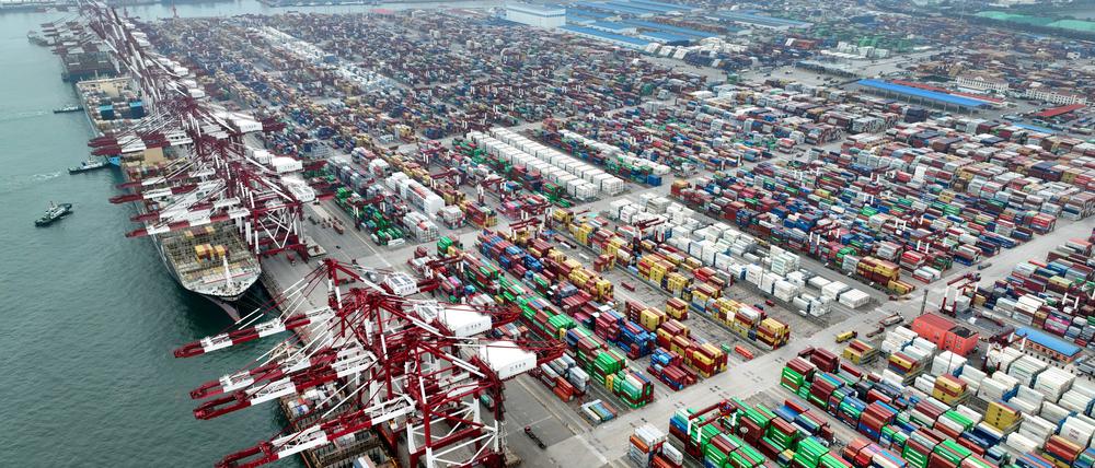 Blick von oben auf ein Containerschiff im Qianwan Container Terminal im Hafen von Qingdao in der ostchinesischen Provinz Shandong. In China ist die Industrietätigkeit im April überraschend stark zurückgegangen.