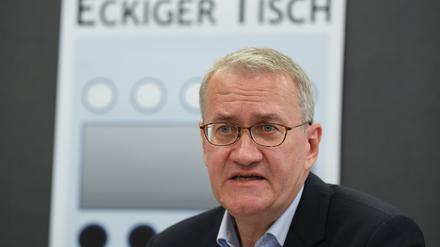 Matthias Katsch, Vertreter des Betroffenenverband „Eckiger Tisch“, spricht während einer Pressekonferenz. 