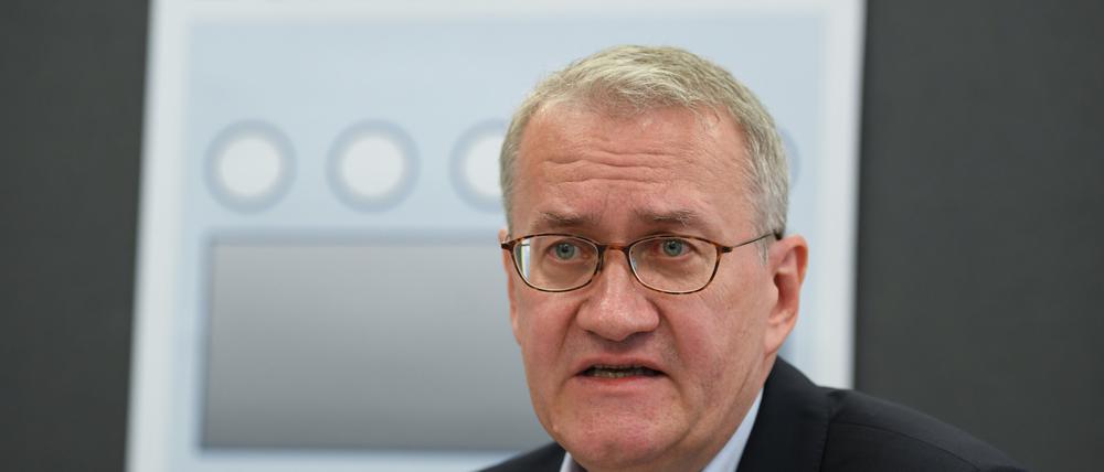 Matthias Katsch, Vertreter des Betroffenenverband „Eckiger Tisch“, spricht während einer Pressekonferenz. 