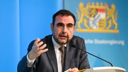Klaus Holetschek (CSU), Gesundheitsminister in Bayern, teilte Maßnahmen mit, wie dem Mangel an Antibiotikasäften begegnet werden soll.