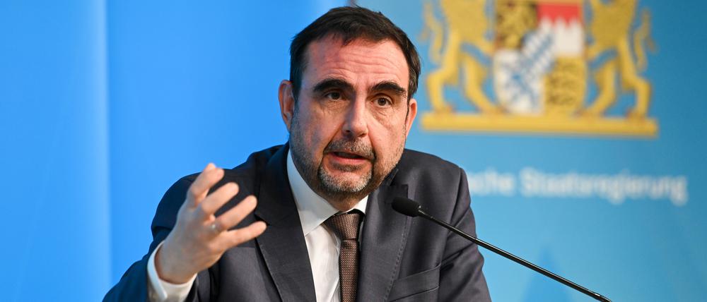 Klaus Holetschek (CSU), Gesundheitsminister in Bayern, teilte Maßnahmen mit, wie dem Mangel an Antibiotikasäften begegnet werden soll.