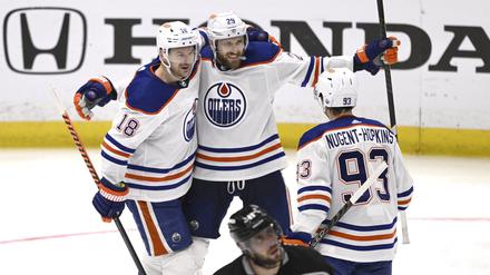 Leon Draisaitl (Bildmitte) traf in sechs Spielen sieben Mal für Edmonton.