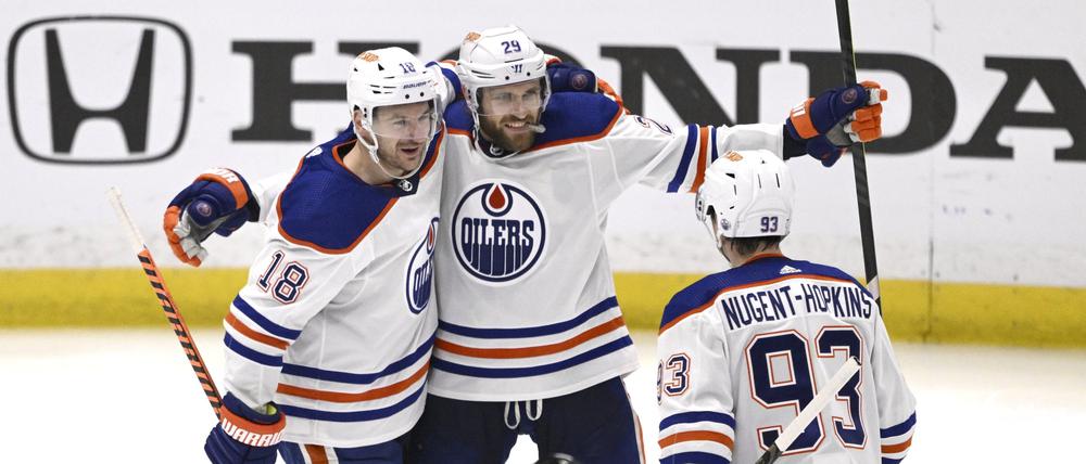 Leon Draisaitl (Bildmitte) traf in sechs Spielen sieben Mal für Edmonton.