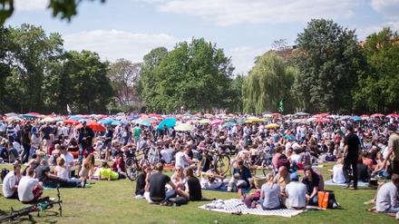 Dutzende Menschen im Preußenpark in Berlin-Wilmersdorf. 
