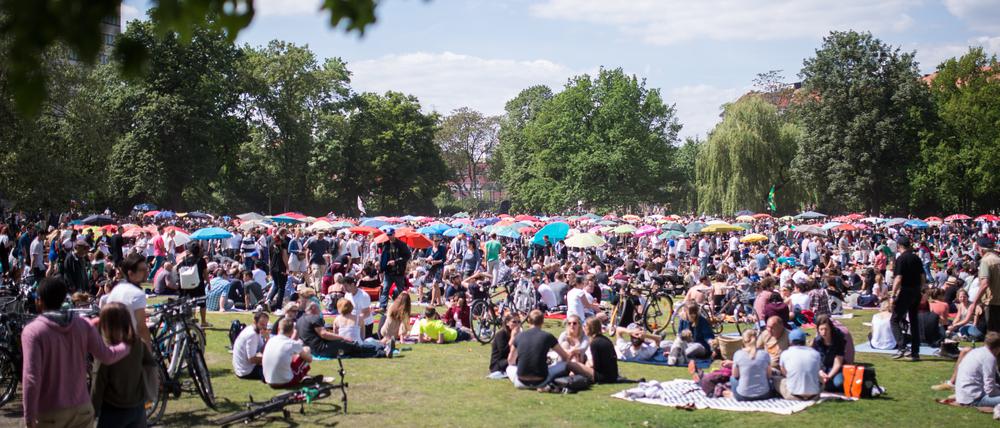 Dutzende Menschen im Preußenpark in Berlin-Wilmersdorf. 