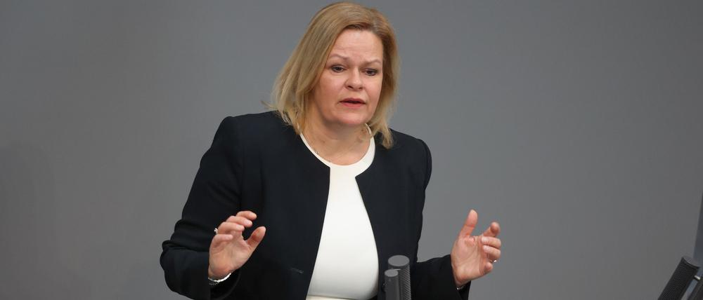 Bundesinnenministerin Nancy Faeser (SPD) lässt Möglichkeiten für Asylverfahren außerhalb der EU prüfen.