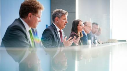 Wirtschaftsminister Robert Habeck (Grüne) neben seinem Energie-Staatssekretär Patrick Graichen (links) vor der Bundespressekonferenz. 