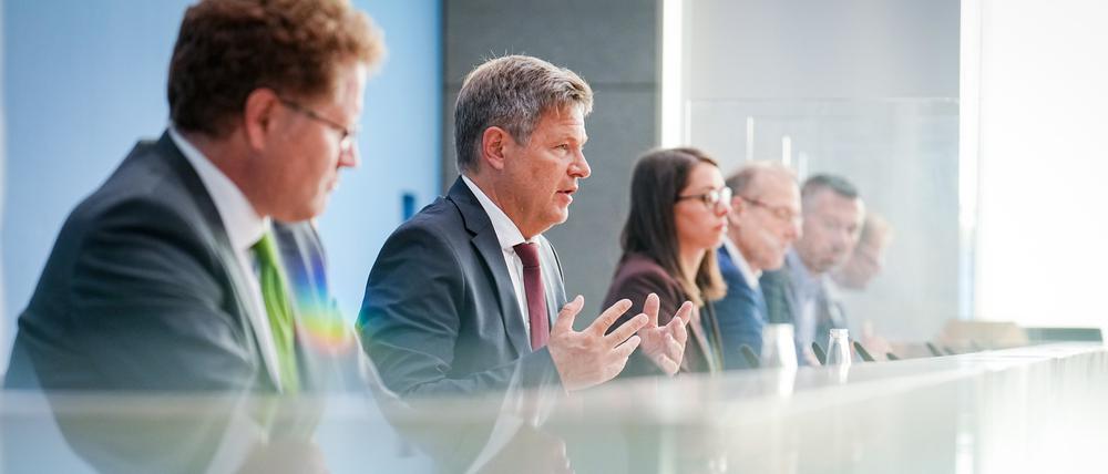 Wirtschaftsminister Robert Habeck (Grüne) neben seinem Energie-Staatssekretär Patrick Graichen (links) vor der Bundespressekonferenz. 