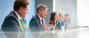 Wirtschaftsminister Robert Habeck (Grüne) neben seinem Energie-Staatssekretär Patrick Graichen (links) vor der Bundespressekonferenz. 