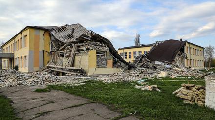 Ukraine, Druschkiwka: Blick auf eine Schule, die bei Angriffen zerstört wurde. 