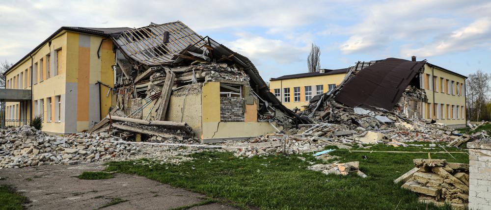 Ukraine, Druschkiwka: Blick auf eine Schule, die bei Angriffen zerstört wurde. 