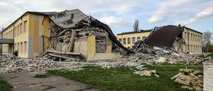 Ukraine, Druschkiwka: Blick auf eine Schule, die bei Angriffen zerstört wurde. 