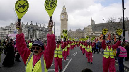 Klimaaktivisten demonstrieren in London, indem sie langsam auf Autostraßen gehen. 