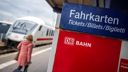 Ein Ticket-Automat steht am Bahnhof Norddeich-Mole, wo gerade auch ein IC hält.