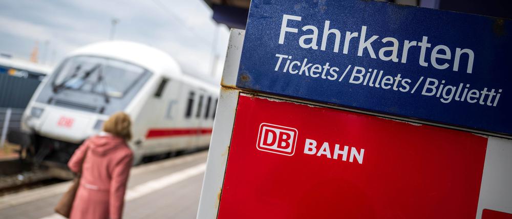 Ein Ticket-Automat steht am Bahnhof Norddeich-Mole, wo gerade auch ein IC hält.