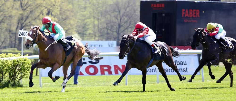 Eduardo Pedroza (l.) setzte sich nach 2800 Metern durch.
