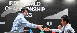 Gratulation dem neuen Weltmeister. Jan Nepomnjaschtschi (l.) muss sich im Schnellschach Ding Liren geschlagen geben.