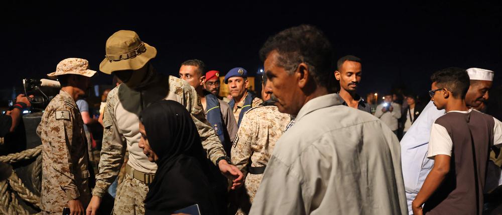 Menschen werden aus dem Sudan evakuiert.