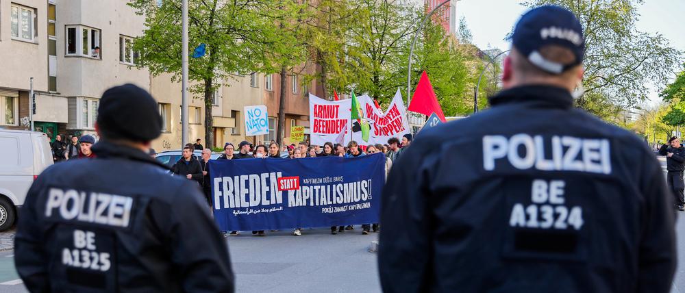 Polizisten sichern den Zug einer Demonstration zur Walpurgisnacht der Stadtteilorganisation «Hände weg vom Wedding!» mit dem Motto «Frieden statt Kapitalismus.
