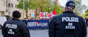 Polizisten sichern den Zug einer Demonstration zur Walpurgisnacht der Stadtteilorganisation «Hände weg vom Wedding!» mit dem Motto «Frieden statt Kapitalismus.