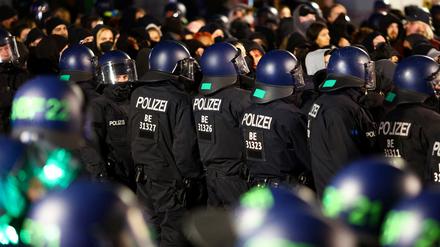 Polizisten bilden bei der „Take back the Night“-Demonstration eine Gasse. 