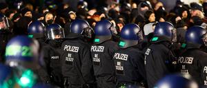 Polizisten bilden bei der „Take back the Night“-Demonstration eine Gasse. 