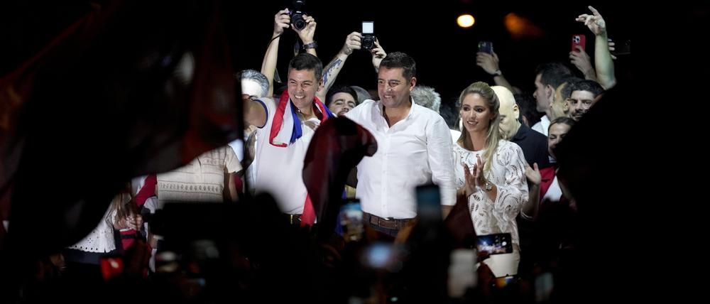 Santiago Pena (l.), Präsidentschaftskandidat der Regierungspartei Colorado, und Pedro Alliana nach dem Ende der Stimmabgabe bei den Parlamentswahlen.