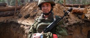 Ein russischer Soldat steht in einem Schützengraben.