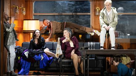 Gesellschaft im Zerfall. Szene aus der meisterlichen Inszenierung von „Der Idiot“ am Theater an der Wien. 