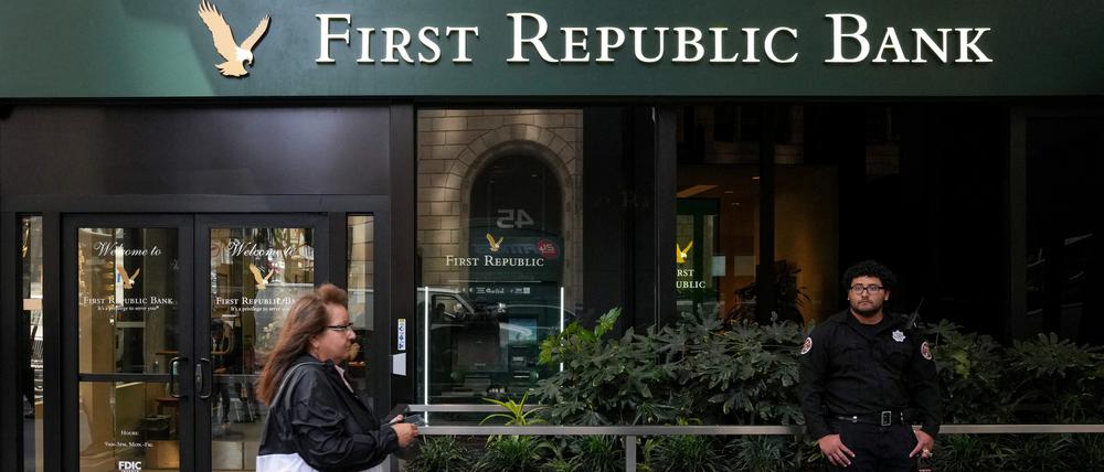Die First Republic ist bereits dritte US-Bank, die in jüngerer Zeit in Existenznot geraten ist, weil Kunden ihre Einlagen massenhaft abzogen.