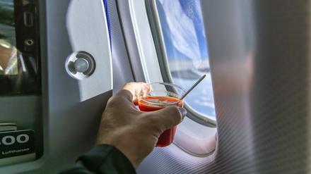 Lange Wartezeiten im Callcenter, vieles kostet extra – was Stammkundinnen und -kunden bei der Lufthansa besonders nervt.